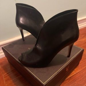‼️NWT Vince Camuto Signature Ronan black peep toe booties size 7.5 Brand New ‼️